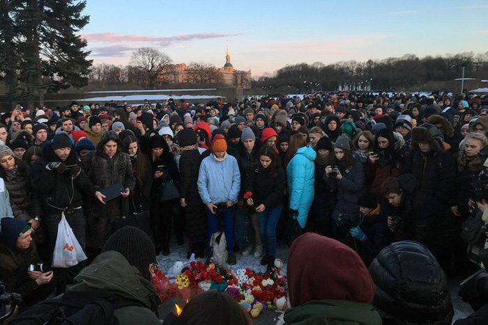В Петербурге прошли акции памяти погибших в Кемерове. Онлайн