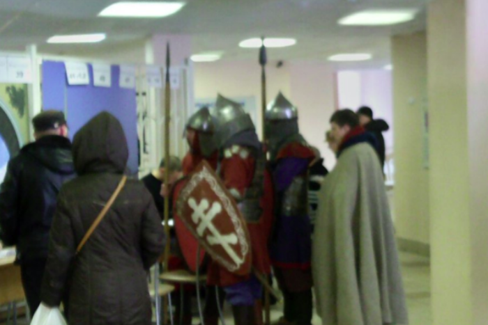На избирательный участок в Петербурге пришли голосовать рыцари