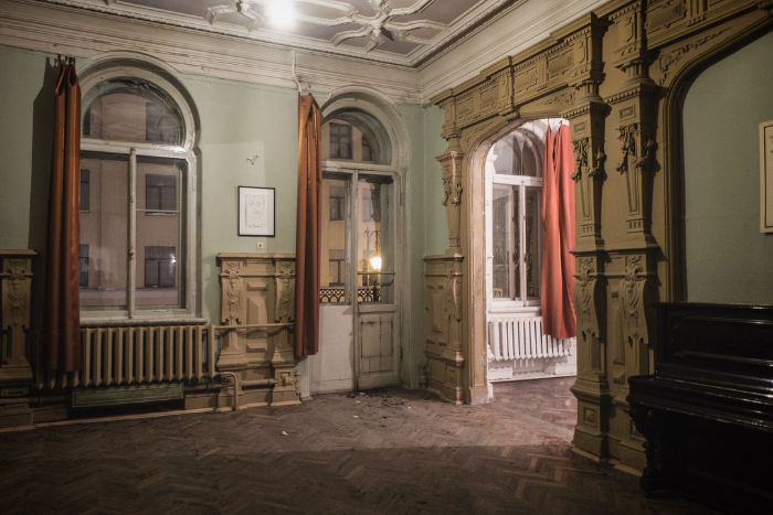 Петербургский фотограф показал, как сейчас выглядит квартира Иосифа Бродского. Три кадра