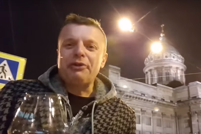 Парфенов в новом выпуске своего ютьюб-шоу прогулялся по Петербургу с бокалом вина и рассказал о российском «двустоличии»