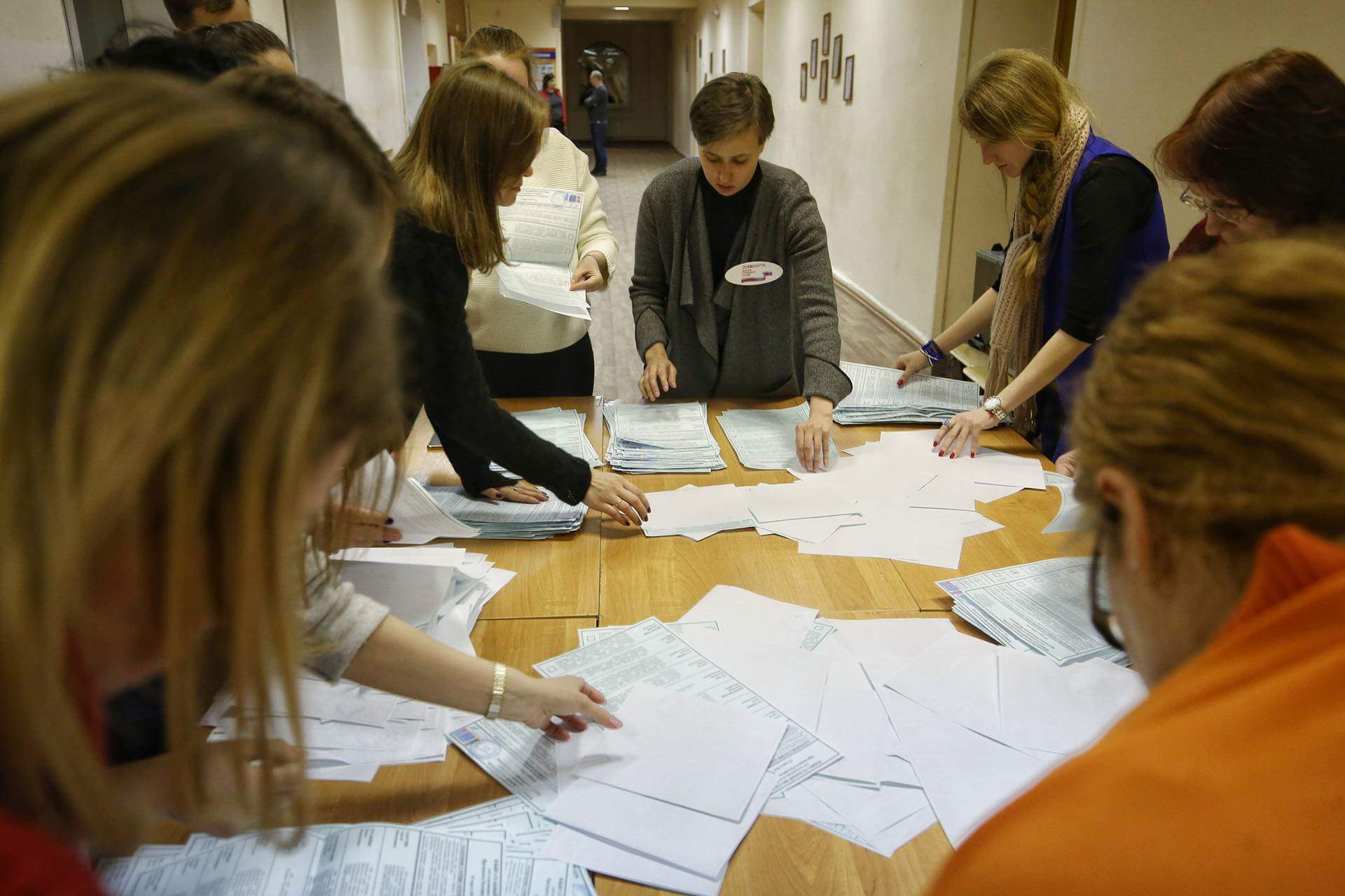 Возросшая явка, отсутствие в списках и селфи в доказательство голосования: главное о выборах и нарушениях в Петербурге