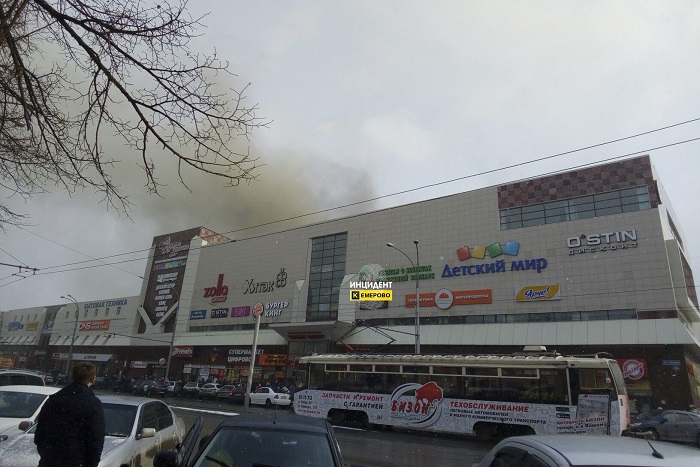 СК возбудил дело против начальника пожарного звена, выехавшего на пожар в кемеровском торговом центре