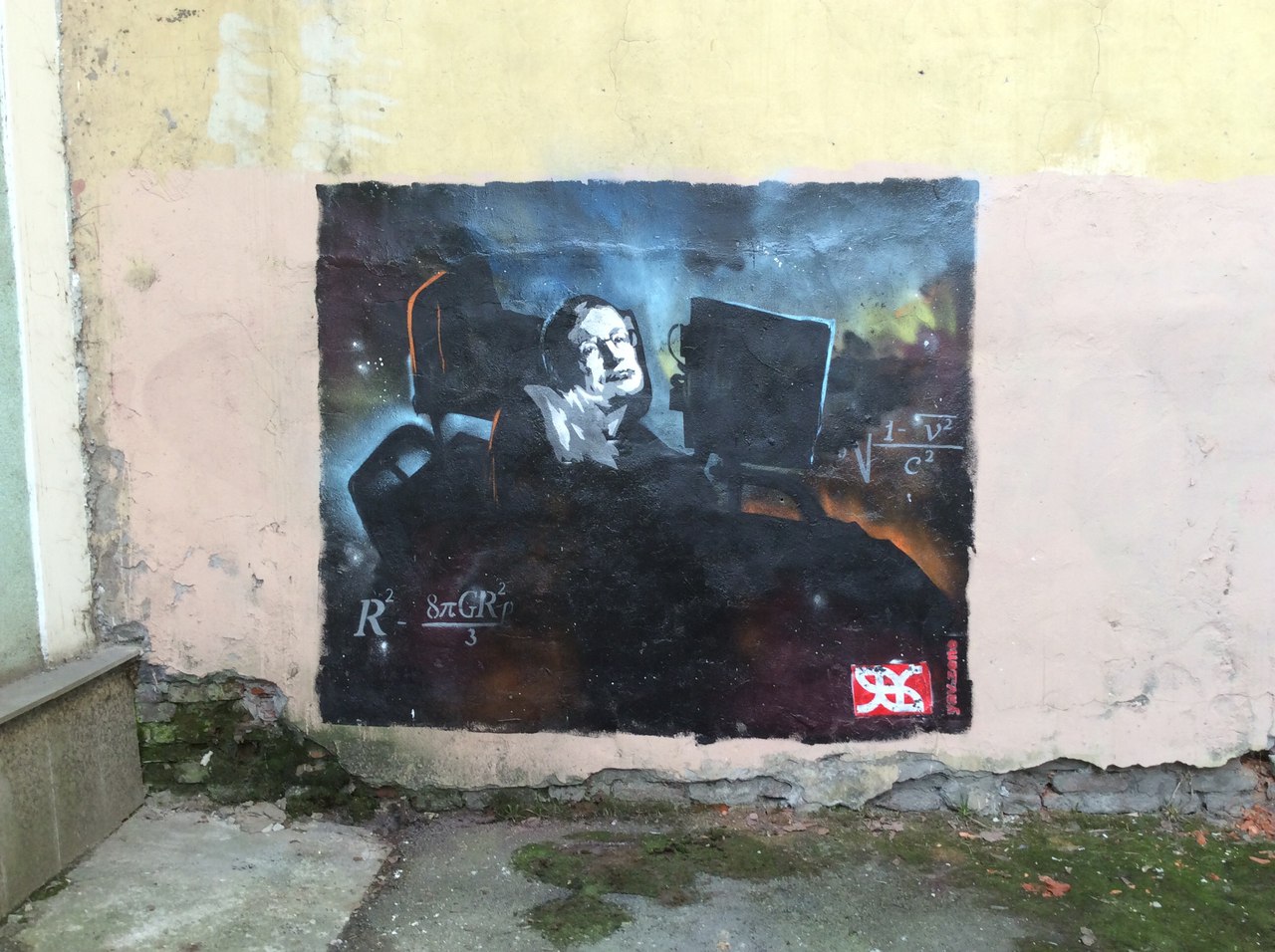 В Петербурге арт-группа «Явь» нарисовала граффити со Стивеном Хокингом ко Дню космонавтики