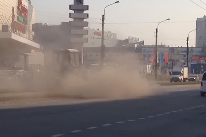 «И это не красивый утренний туман»: петербуржцы жалуются на пыль в городе, которая покрыла дороги и летит в окна