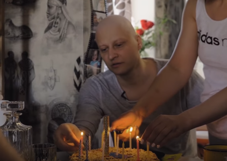 Вышла вторая серия видеоблога онколога Андрея Павленко. В ней он проходит химиотерапию, проводит операцию пациенту и отмечает 40-летие
