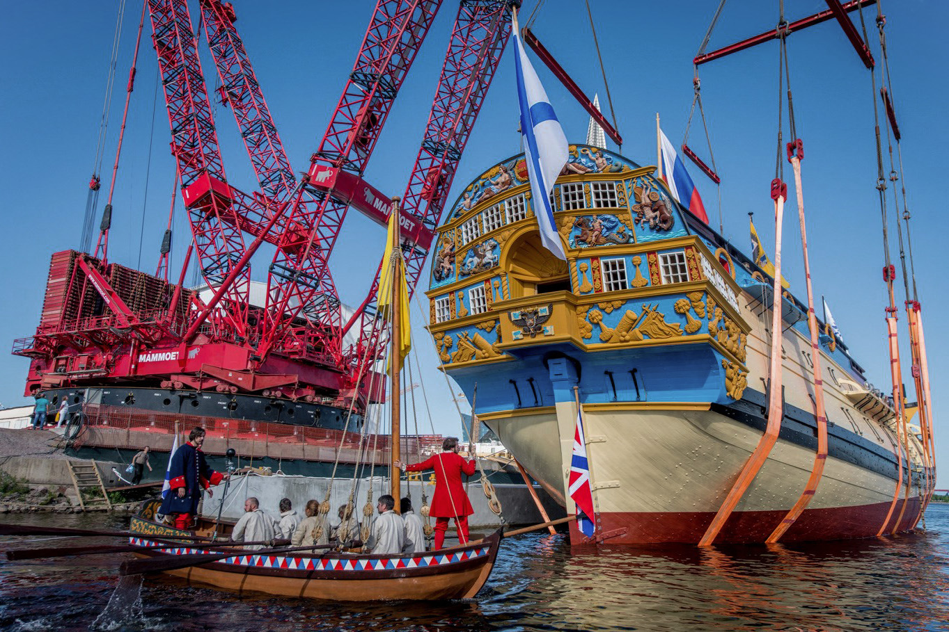 В Петербурге спустили на воду «Полтаву» — реплику военного корабля времен Петра I. Посмотрите, как строили судно и как оно выглядит сейчас