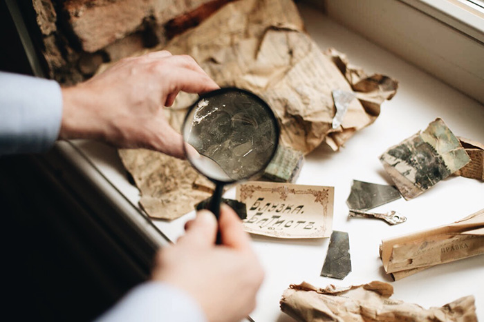 При реставрации «Пассажа» нашли 22 снимка неизвестных петербуржцев начала ХХ века. Как негативы оказались в тайнике в полу и что удалось выяснить о людях на них