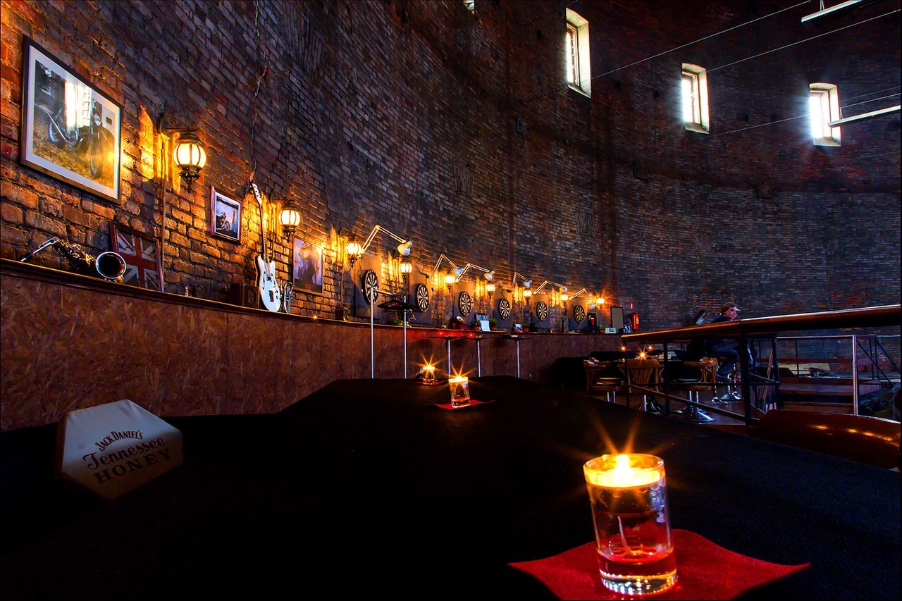 Винотека в парадной и 140-метровая барная стойка в Гостином дворе: 10 петербургских баров в неожиданных местах