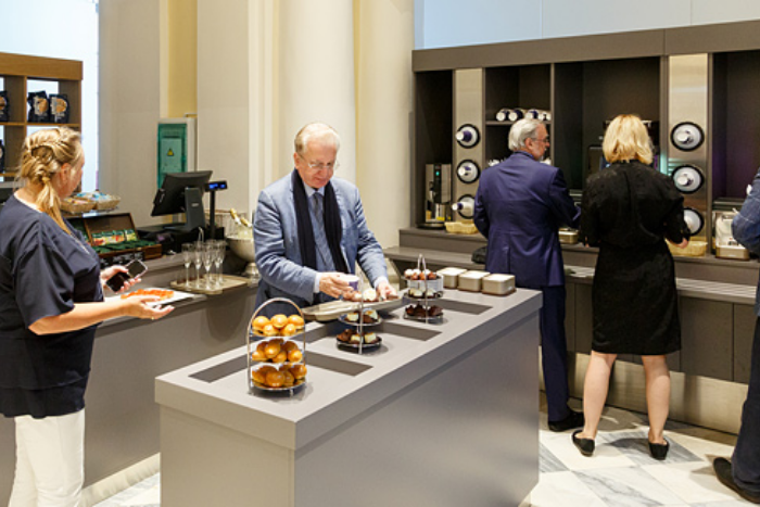 В Эрмитаже открылась зона отдыха, где можно выпить кофе и зарядить ...