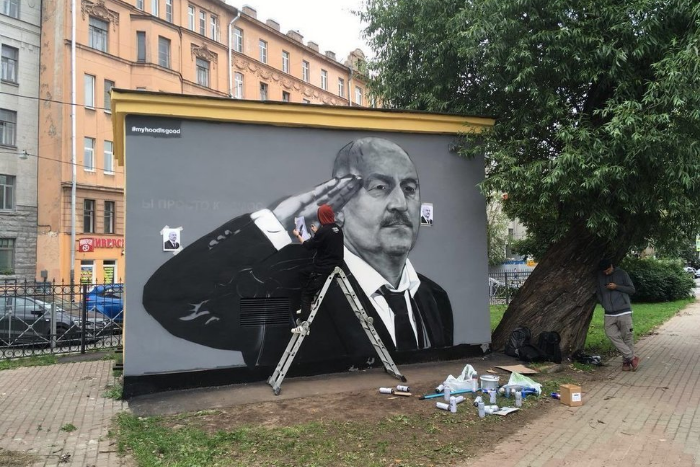 В Петербурге нарисовали новое граффити с Черчесовым. Теперь тренер изображен с воинским приветствием