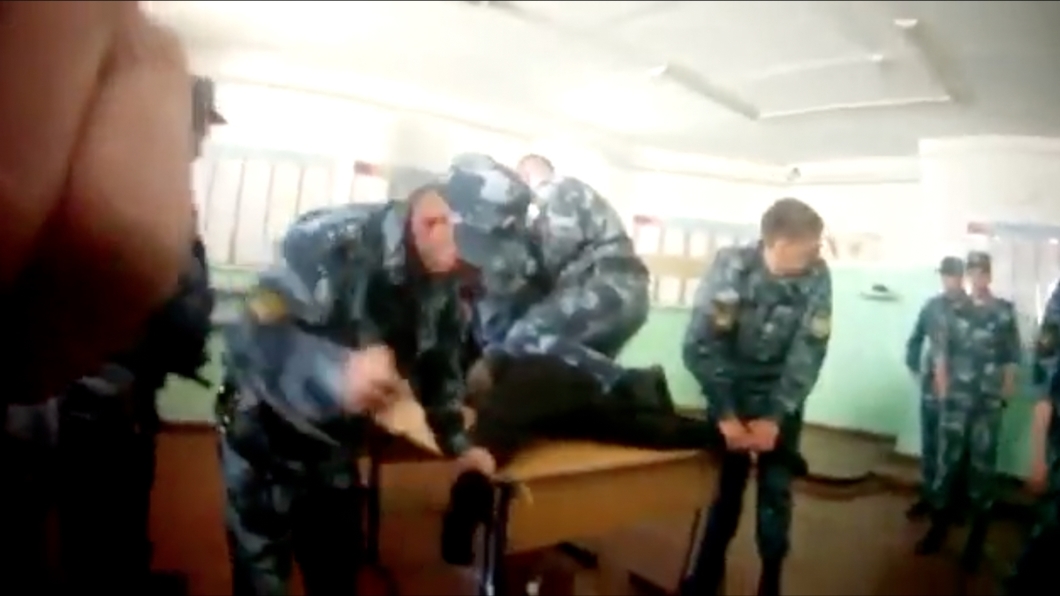 «Новая газета» опубликовала видео того, как работники колонии пытают заключенного. Его сняли сами работники ФСИН. Обновлено