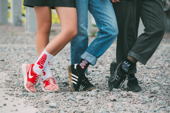 «Ass как доллар» и «Street killa»: петербургский бренд выпустил коллекцию носков вместе с уличными художниками
