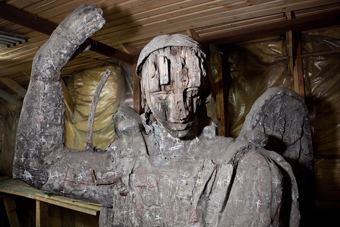 Оригинальную скульптуру ангела «Пустые руки» перевезли в Смольный собор