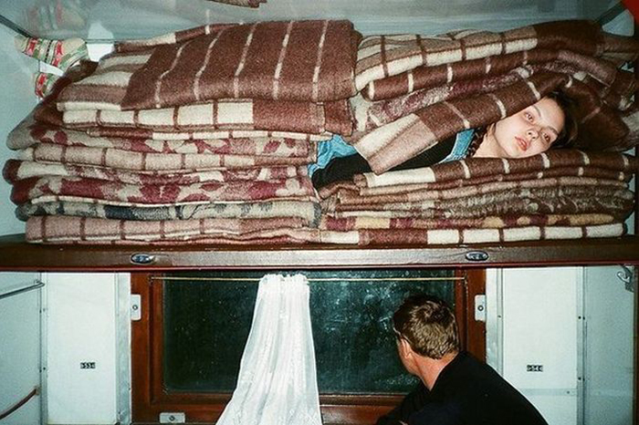 Связанный пассажир, разбитое огурцом стекло и невыносимые условия в вагоне. Читатели «Бумаги» рассказывают, что с ними происходило в плацкартах «РЖД»