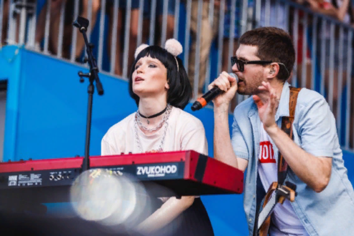 «Люди с автоматами хранят мой мир»: Noize MC и Монеточка выпустили трек в ответ на скандал вокруг «Нашествия»