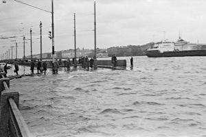 Как в XX веке после наводнений в Петербурге сушили экспонаты музеев и плавали на лодках по улицам. 15 архивных фотографий