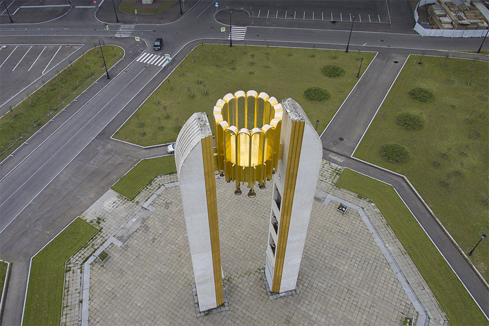 В Петербурге уже 16 лет стоит гигантская звонница с карильоном. Ее построили к 300-летию города, а теперь она никому не нужна. Вот история уникальной арки