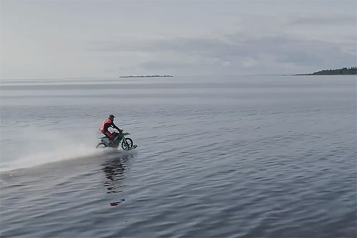 Как петербуржец переделал свой мотоцикл в водный и проехал по Финскому заливу. Он потратил на это миллион рублей