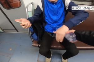 YouTube удалил видео, где мужчин с широко раздвинутыми ногами в петербургском метро обливали водой