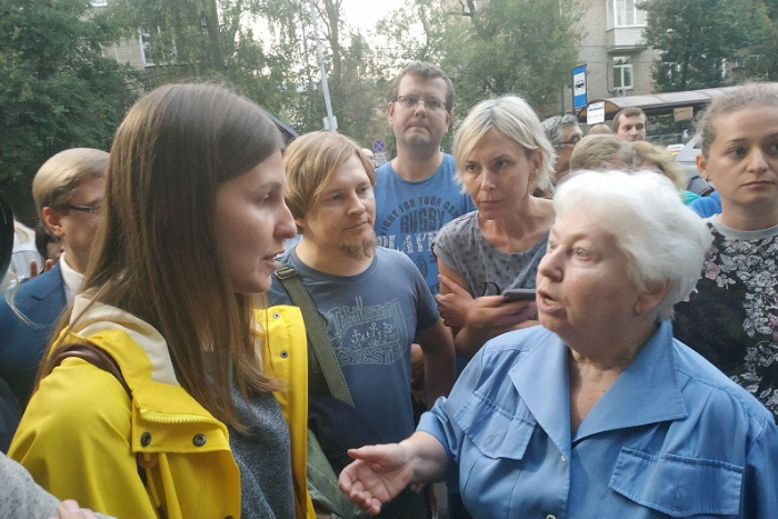 «Мы будем просто избивать их»: как жители Москвы протестуют против открытия прачечной для бездомных «Ночлежки»