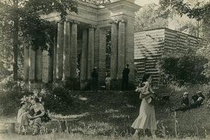 Как после революции пригородные дворцы стали местом отдыха пролетариата и зачем музейные экспонаты продавали за рубеж