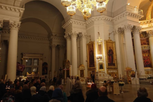 В Петербурге прошла панихида по погибшим в авиакатастрофе над Синаем. К памятнику на Серафимовском кладбище возложили цветы