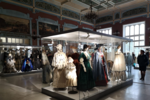 На Витебском вокзале открылась выставка нарядов эпохи Александра III и Николая II