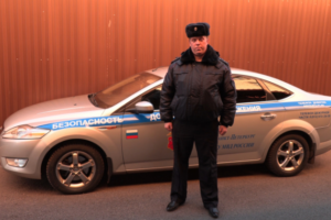 В Петербурге полицейский вытащил водителя из горящей машины. Год назад он помешал человеку покончить с собой