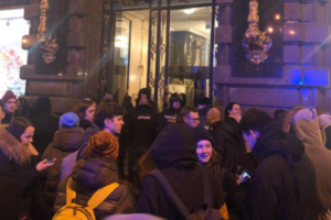 Дом Зингера эвакуировали из-за пользователя, недовольного блокировкой страницы во «ВКонтакте», пишет «Фонтанка»