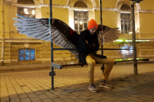 На остановке в Петербурге повторили работу Паши 183. На ней нарисовали крылья ангела