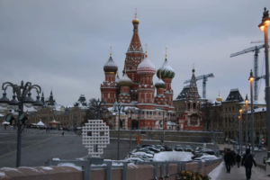 Петербургский художник Константин Бенькович установил скульптуру «Крик» на месте убийства Немцова