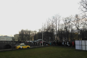 У Михайловского замка выстроилась многометровая очередь посетителей. В выходные на выставку «Неожиданный Малевич» пускают бесплатно