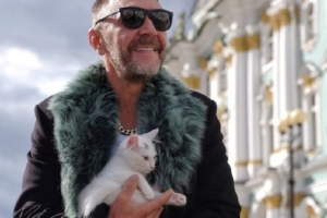 В Петербурге открылась выставка портретов знаменитостей с котами‍. В фотопроекте участвуют Шнуров и Невзоров