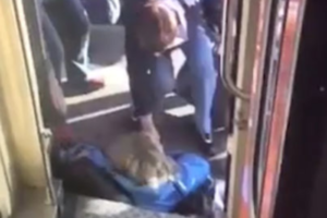 «РЖД» оплатила лечение женщине, упавшей в щель между вагоном и перроном на Московском вокзале. В происшествии обвинили проводника