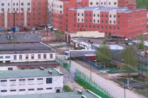СИЗО «Горелово» называют самым проблемным в Петербурге и Ленобласти. Заключенные регулярно жалуются на избиения, а в камерах могут жить до 150 человек. Что об этом известно