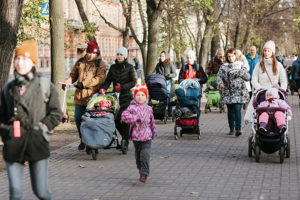 Запустить для мам с колясками экскурсии по Эрмитажу и прогулки по Петербургу, чтобы жизнь в декрете не напоминала «день сурка»