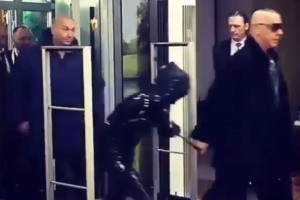 В Петербург приехал солист Rammstein Тилль Линдеманн. Он сфотографировался с фанатами, привел на автограф-сессию женщину на поводке и выпил в баре 🍺