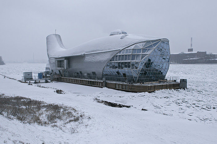 На Неве стоит огромный металлический кит. Там должны были открыть ресторан, но больше 10 лет для него не могли найти место ни в Москве, ни в Петербурге