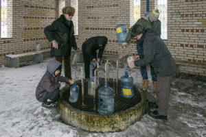Вы знали, что на севере Петербурга есть артезианская скважина? Местные жители верят в пользу воды из источника и ходят к нему годами