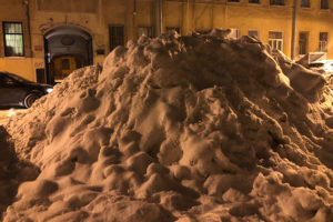 Почему в Петербурге неделями не убирают снег и правда ли, что в Москве дороги чистят лучше?