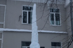Жители Кронштадта заметили на улице огромную перевернутую сосульку. Это экологическая скульптура художника Михаила Креста