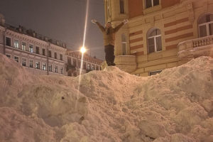 Из-за бесконечного снега петербуржцы делают странные вещи: катаются на ватрушках по Невскому и взбираются на сугробы. Видео
