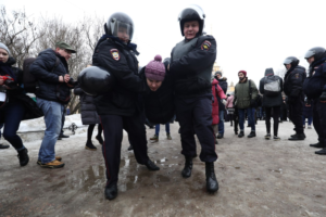 Жесткие задержания, шествие по Невскому и плакаты против «маразма чекистов». Десять фото с «Марша материнского гнева» в Петербурге