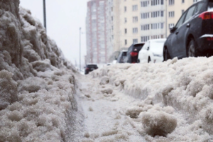 Уже месяц по Петербургу невозможно передвигаться из-за гор грязного снега и гололеда. Посмотрите, как чиновники отчитываются об успешной уборке, а горожане с ними спорят