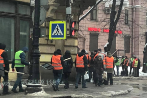 В Петроградском районе заметили десятки работников с лопатами. До этого там прошли одиночные пикеты из-за плохой уборки снега