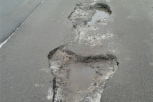 Водители жалуются на дорожные ямы в Петербурге и Ленобласти. Пострадали десятки автомобилей