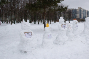 Петербуржцы слепили два десятка снеговиков в Муринском парке. Это акция против его застройки