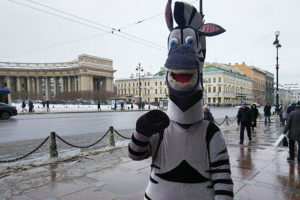 В центре Петербурга аниматоры в костюмах животных вымогают деньги за фото. Кто ими руководит и сколько они зарабатывают