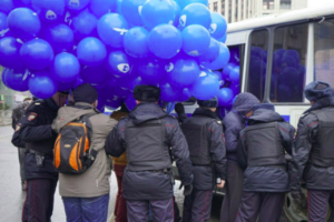 В Москве задержали больше двадцати участников митинга против изоляции рунета. В Петербурге активисты провели пикеты за свободный интернет