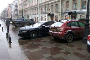 Петербуржцы жалуются, что на пешеходной 1-й Советской улице снова появляются припаркованные автомобили